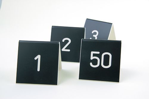 Pöytänumero / annosnumero musta/valk. 5 x 5,5 cm yksittäinen