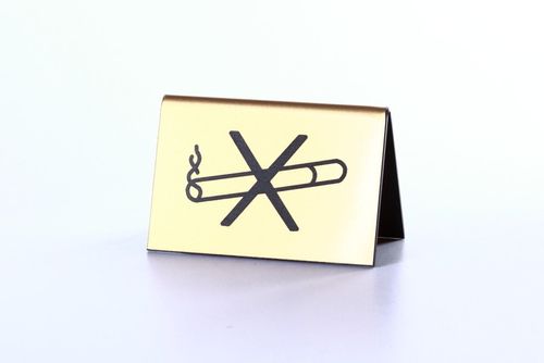 Tupakointi kielletty -pöytäkyltti, kulta/musta 6 x 4 cm