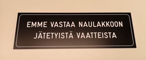 Emme vastaa naulakkoon jätetyistä vaatteista-seinäkilpi 25 x 8 cm