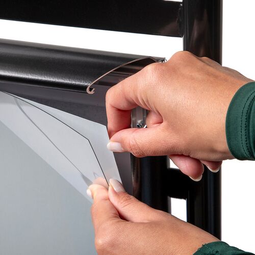 Katumyyjä 50x70 cm pyöreällä jalalla, musta