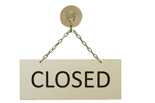 Open / Closed kyltti imukupilla ja ketjulla