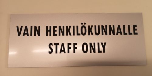 Vain henkilökunnalle Staff only 20x8 cm hopea/musta